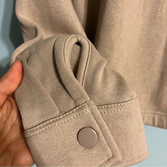 😊 3/$30 
Hippie Rose Buttoned Sweatshirt Sz L Cropped Boxy Tan Mocha Frappe EUC - Picture 4 of 14
